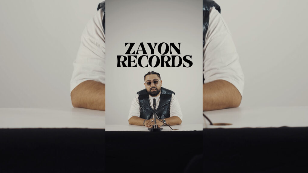 Zayon, un DJ nantais, donne une conférence de presse.